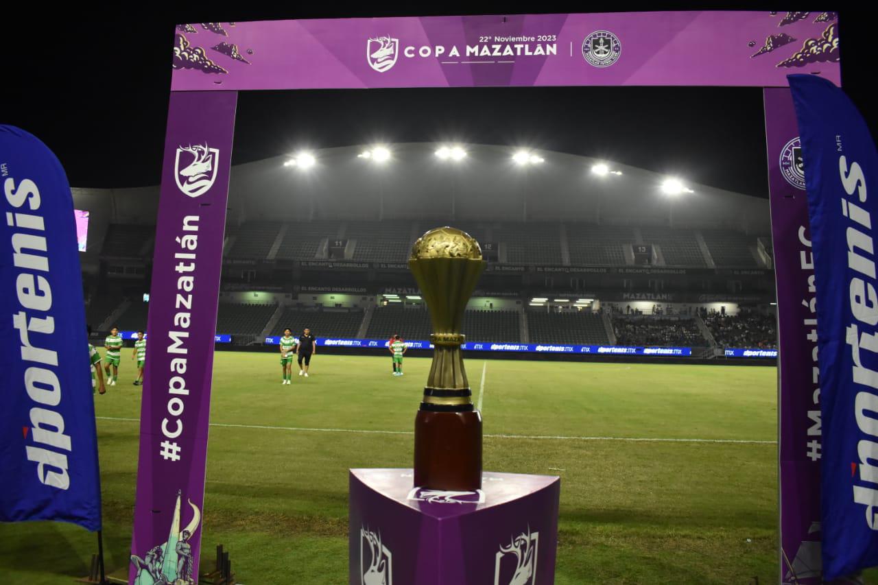$!‘El Encanto’ brilla con inauguración de la Copa Mazatlán