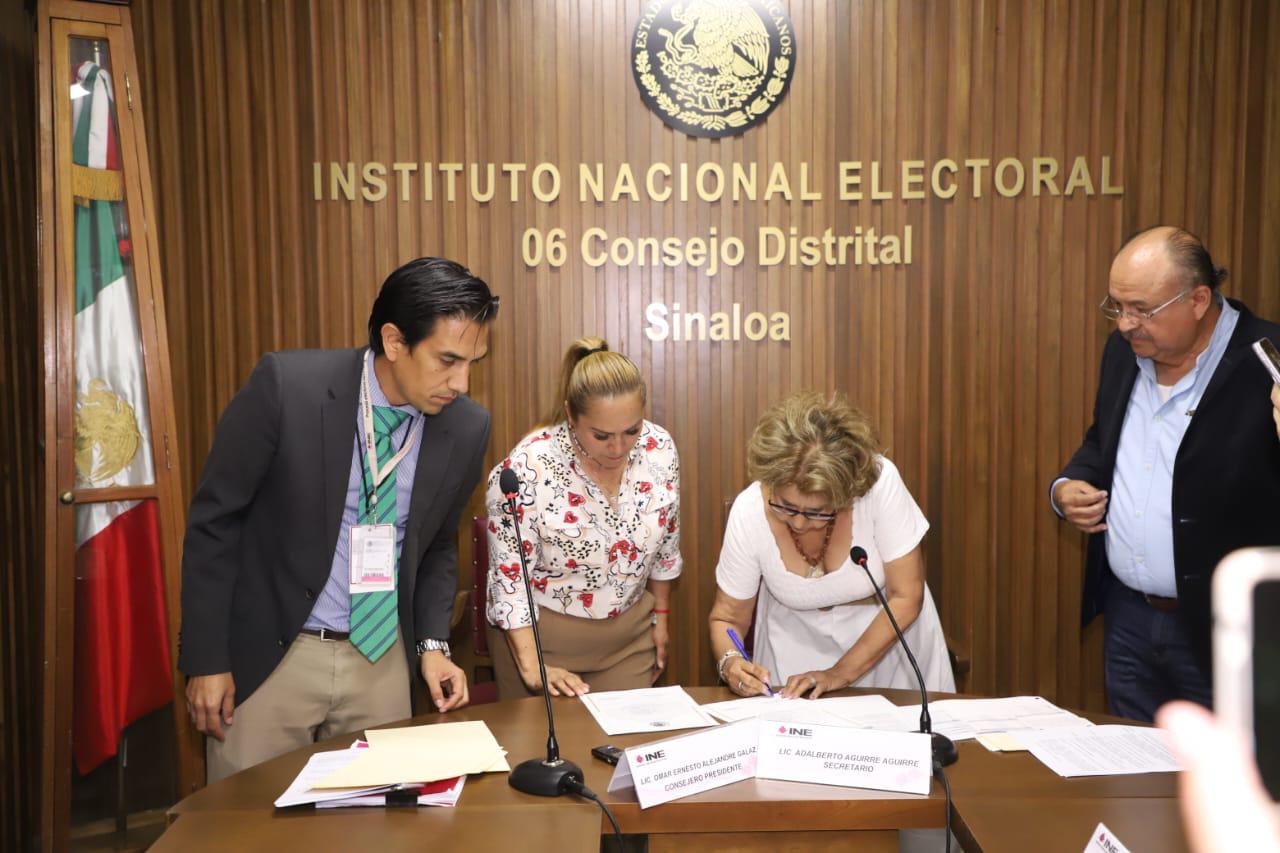 $!Recibe Olegaria Carrazco constancia como Diputada federal por el Distrito 06; es el tercer periodo consecutivo