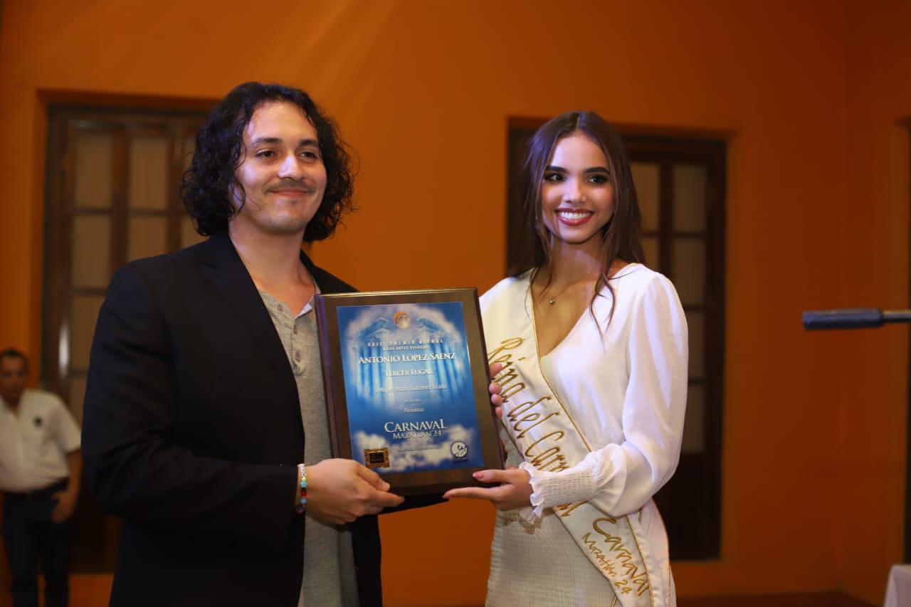 $!Miguel Mateo Gutiérrez Tirado recibe su premio de manos de Carolina Ruelas, Reina del Carnaval 2024.