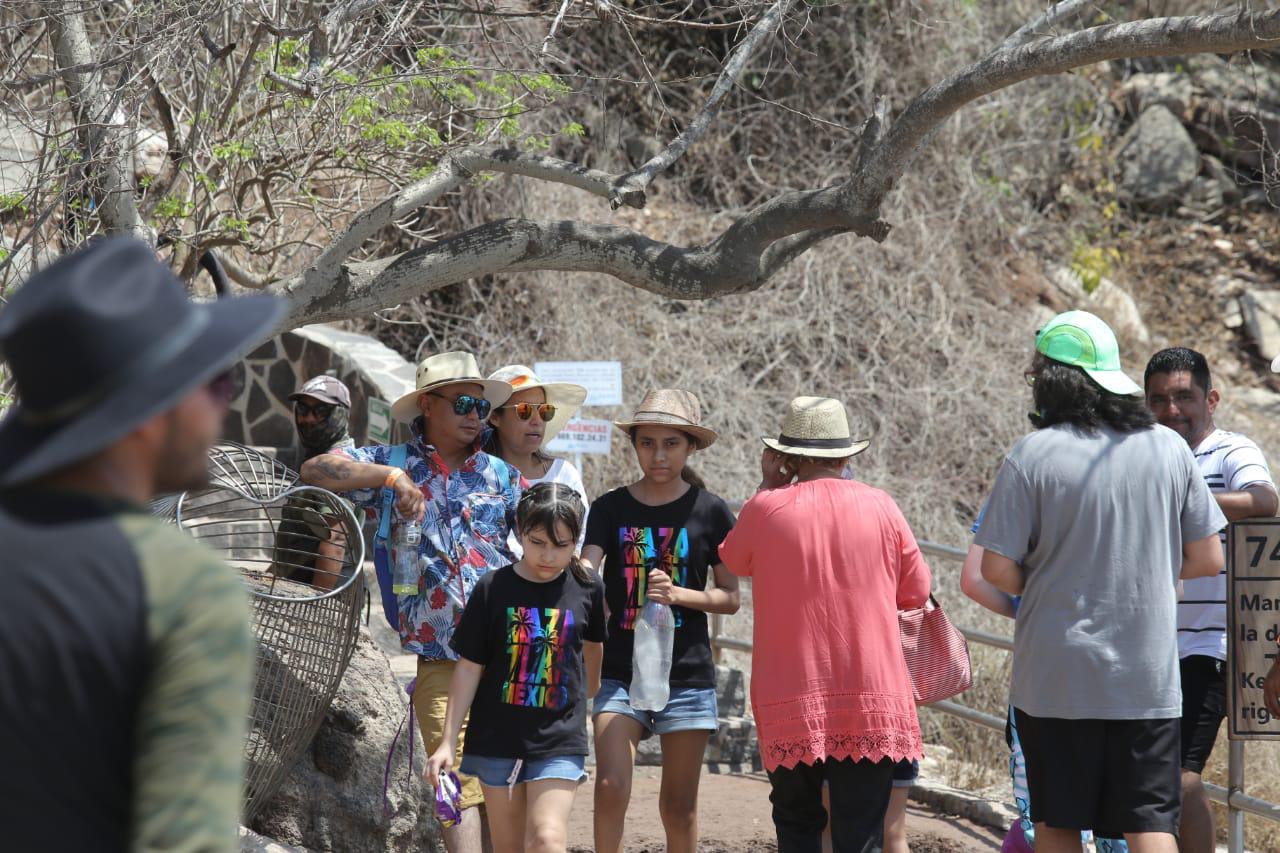 $!En Mazatlán, turistas siguen subiendo el faro a mediodía; buscan desesperadamente la sombra
