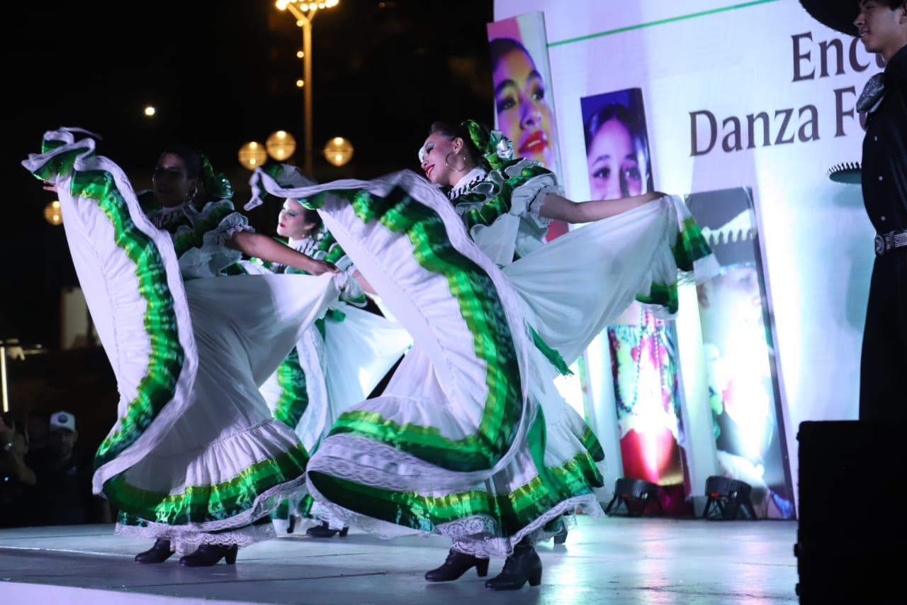 $!Brillan jóvenes de Cobaes en encuentro estatal de danza folclórica en Mazatlán