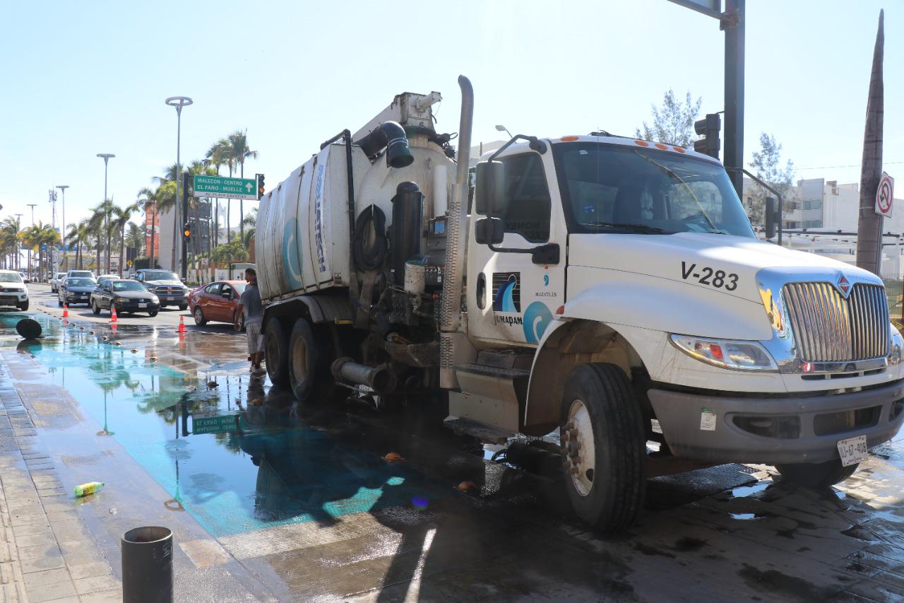 $!Saca Jumapam tapón de concreto del alcantarillado de la Zona Dorada