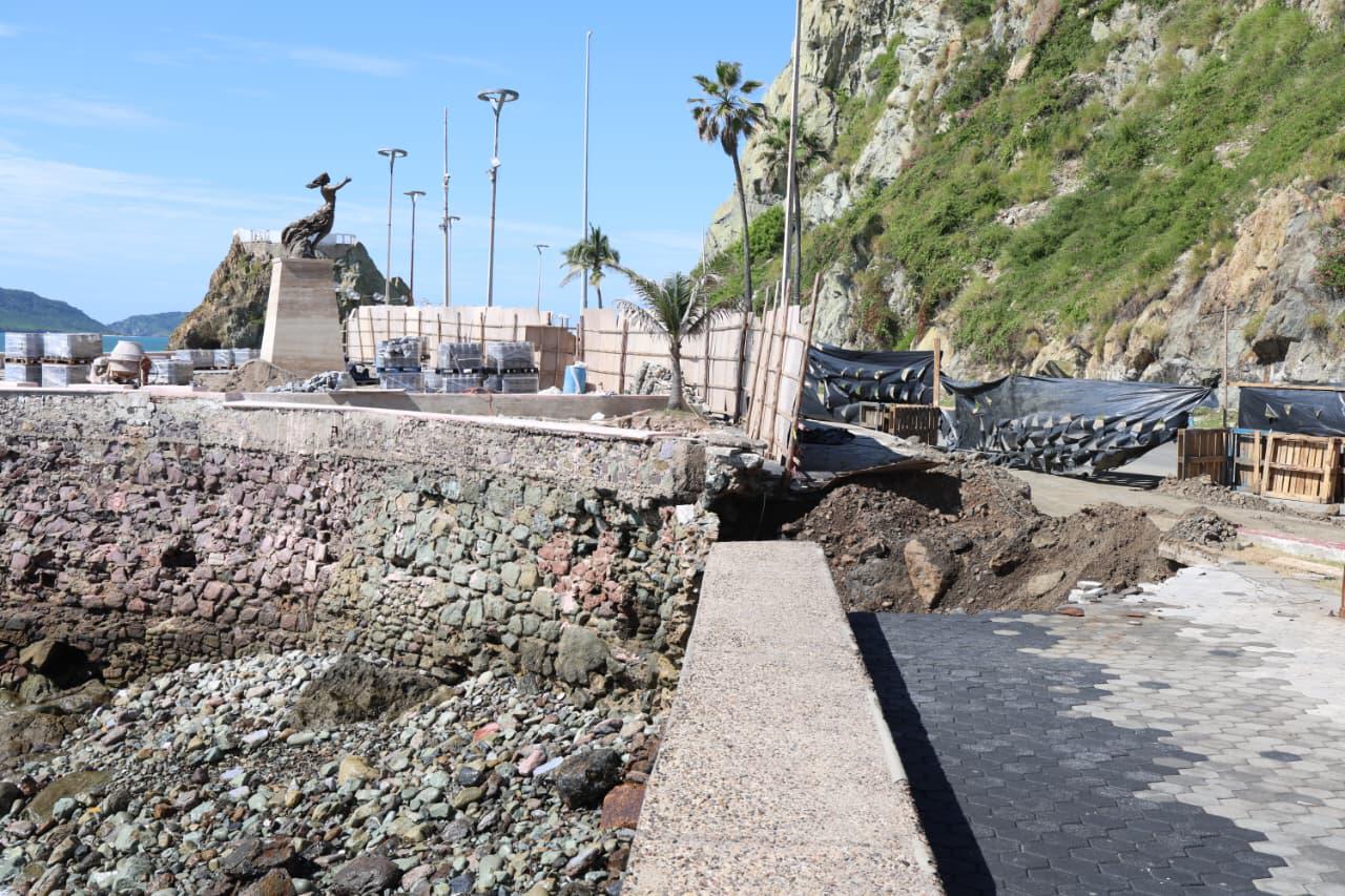 $!Son 6 los socavones del malecón de Mazatlán, uno de alrededor de 100 metros