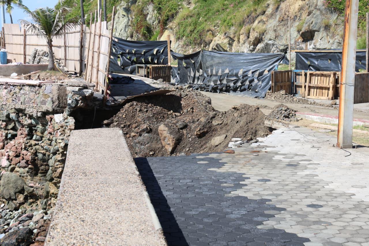 $!Son 6 los socavones del malecón de Mazatlán, uno de alrededor de 100 metros