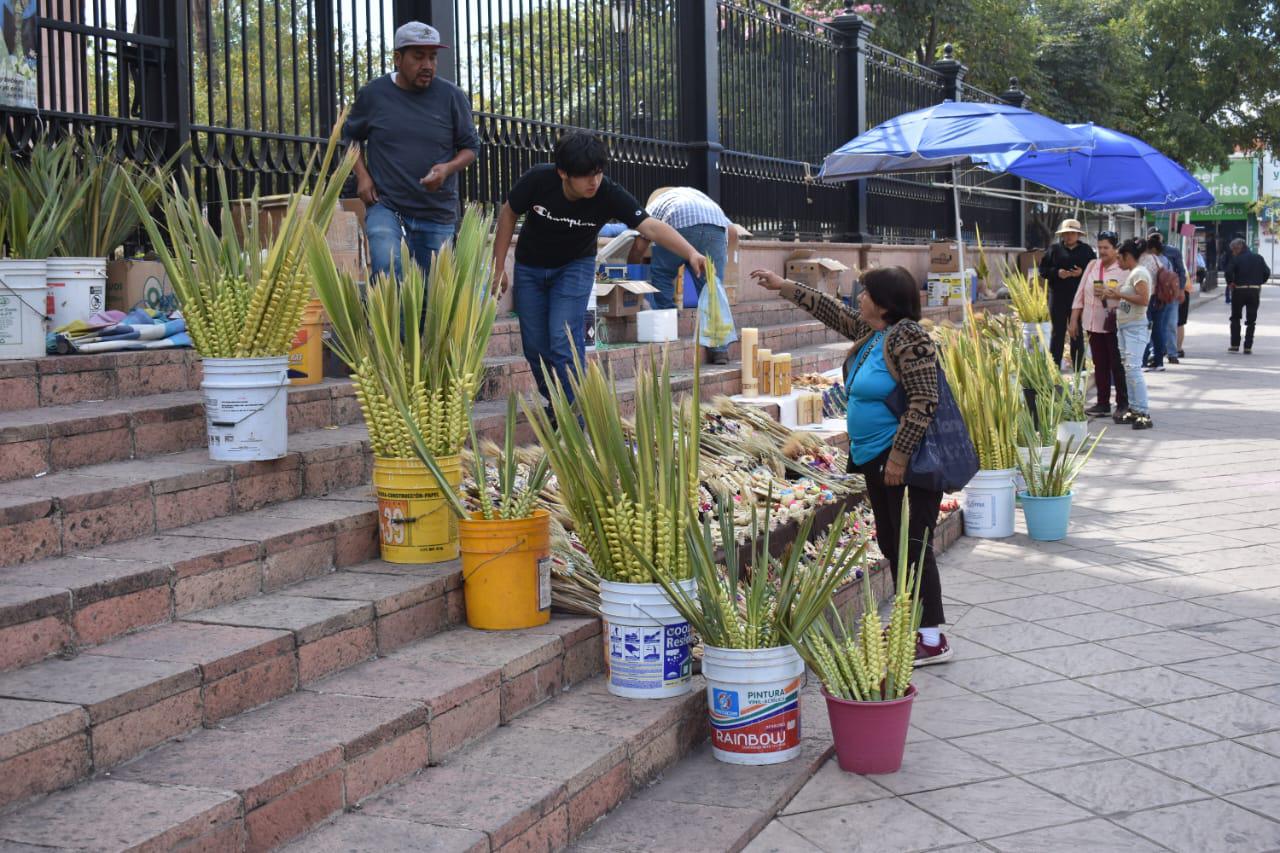 $!En Catedral, Javier y su mamá tejen las palmas que se bendicen en Domingo de Ramos