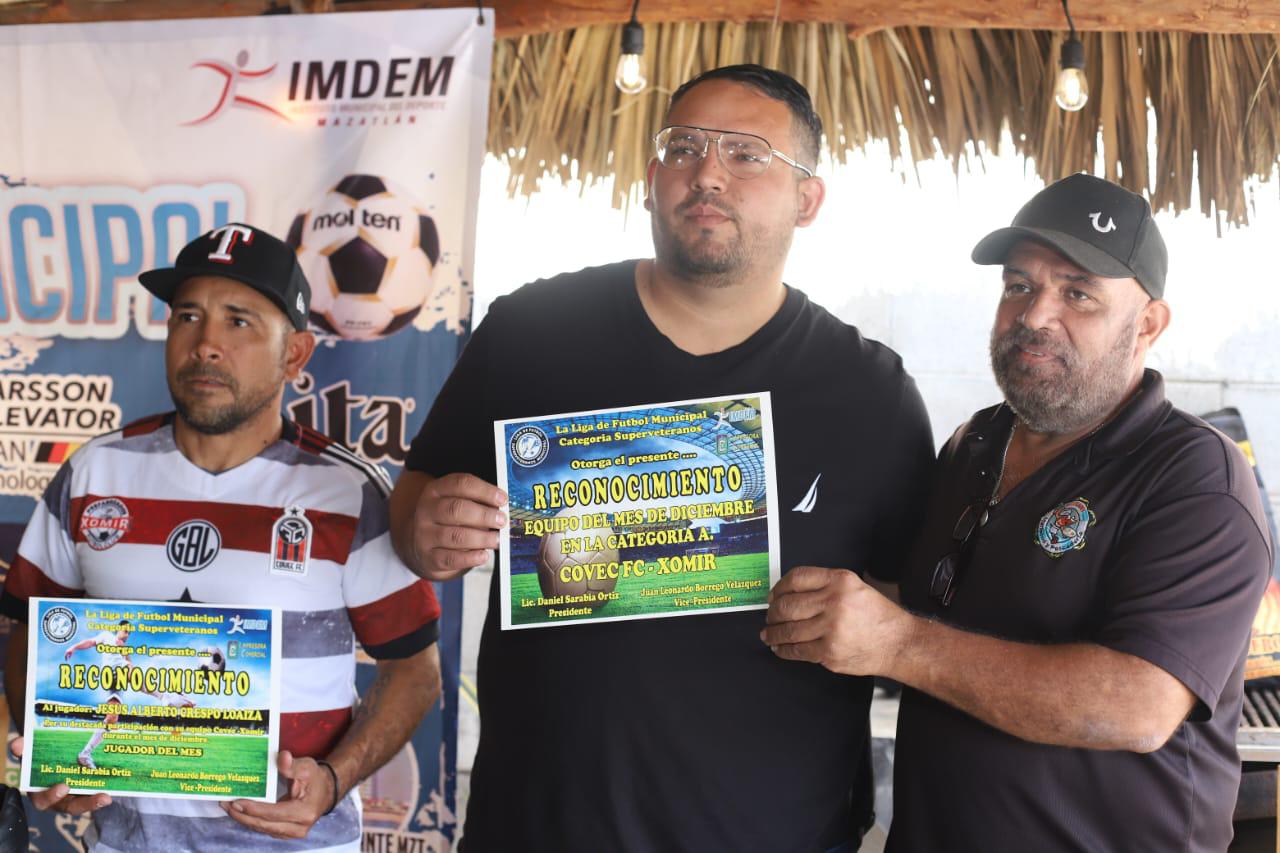 $!Reconocen a jugador del mes en Liga Superveteranos