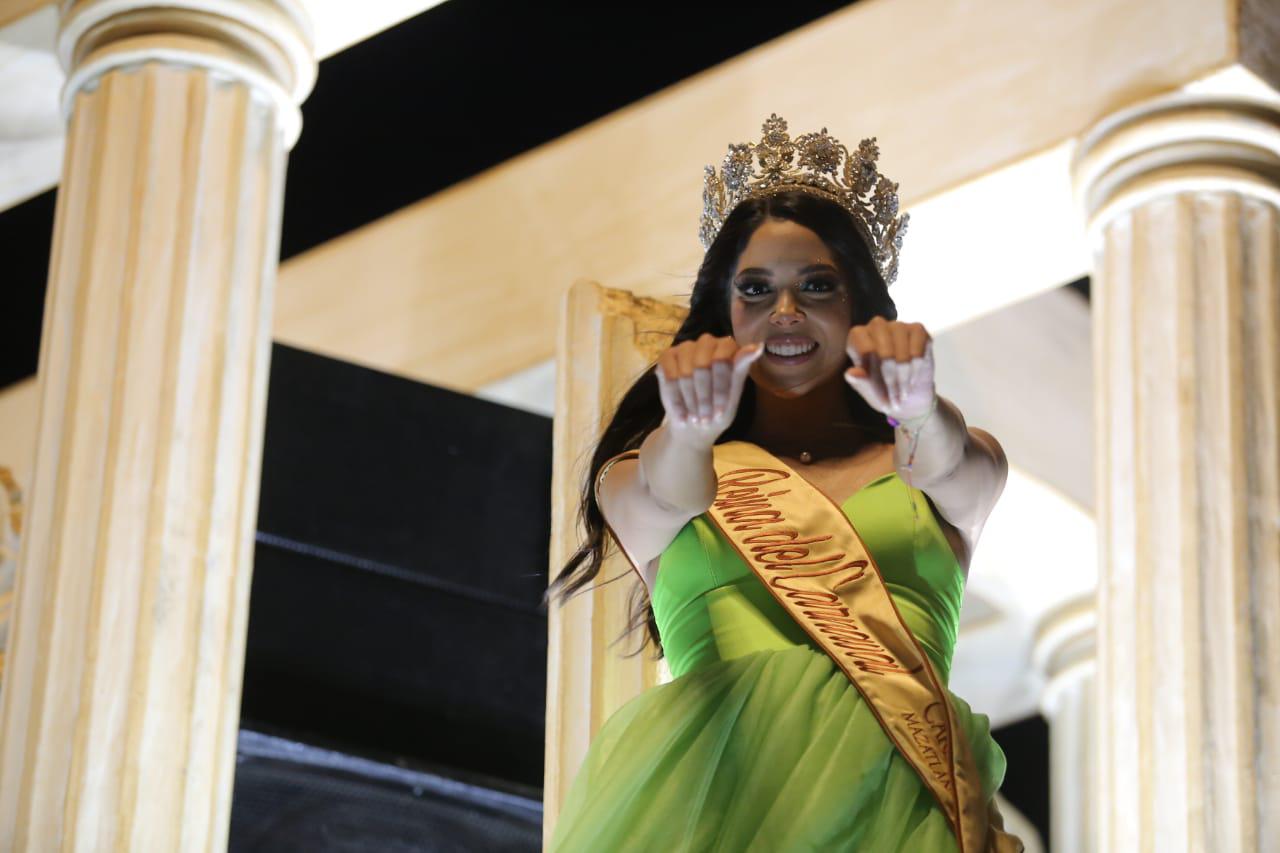 $!Turistas reciben una ‘probadita’ del Carnaval de Mazatlán y les fascina