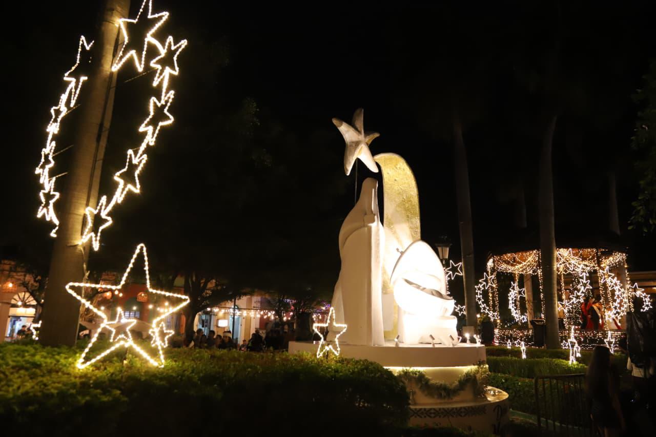 $!Llega la magia de la Navidad a Mazatlán con el encendido del pino y la iluminación en la Plazuela Machado
