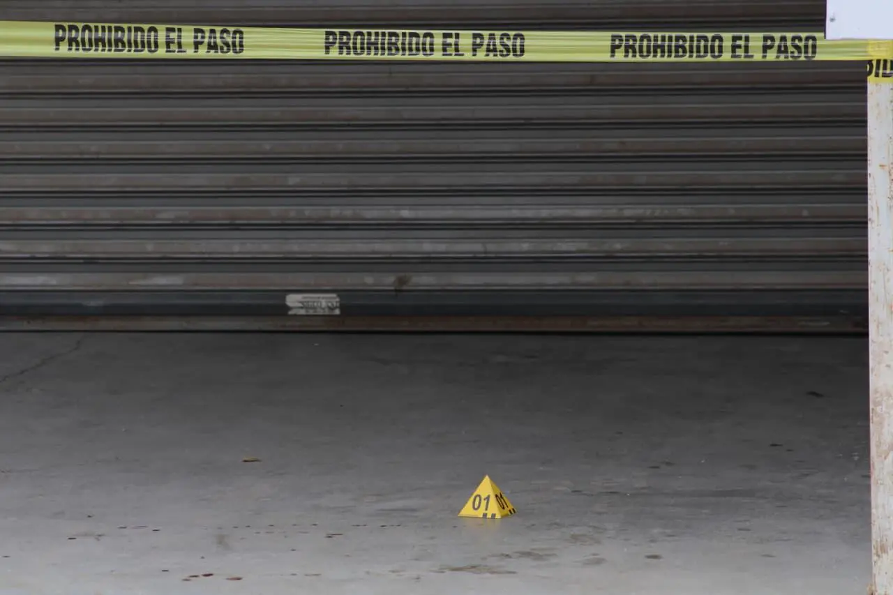 $!Persiguen a un hombre hasta una barbería y lo balean en Costa Rica, Culiacán