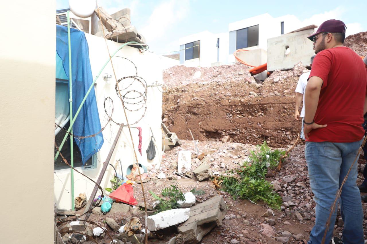 $!Lluvias provocan deslave en fraccionamiento sobre cerro y tumba barda en vivienda, al norte de Mazatlán