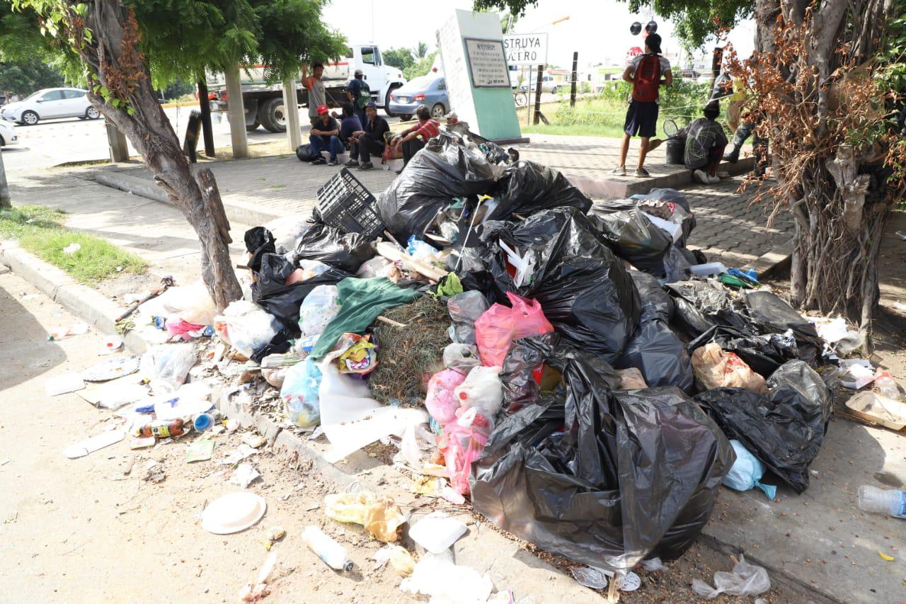 Esquina de la Avenida Insurgentes y Santa Rosa, llena de basura en Mazatlán