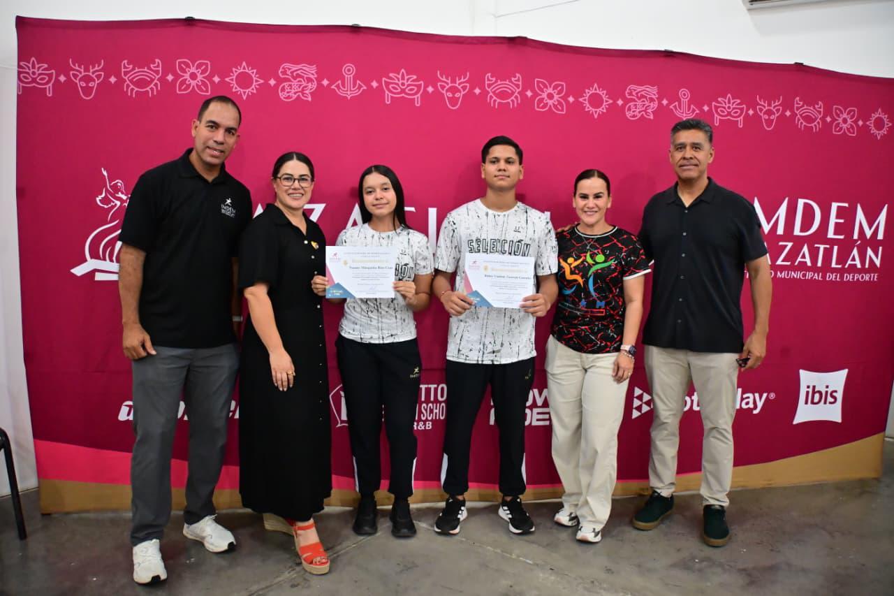$!Atletas mazatlecos reciben uniformes para la Paralimpiada Conade