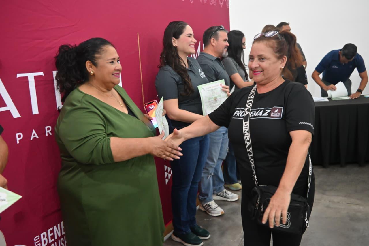$!Entregan constancias a 72 entrenadores tras curso integral en Mazatlán
