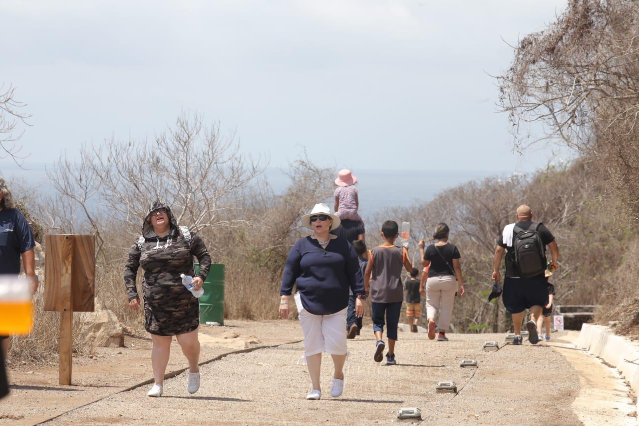 $!En Mazatlán, turistas siguen subiendo el faro a mediodía; buscan desesperadamente la sombra