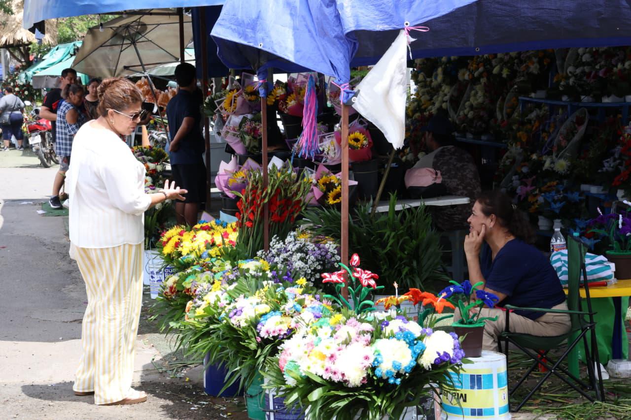 $!Recuerdan a los padres con flores y homenajes en panteones de Mazatlán