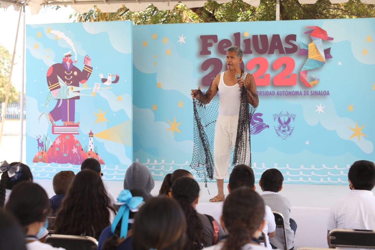 $!El actor y narrador de cuentos Gaspar Velarde narró El Güilo y los patos.