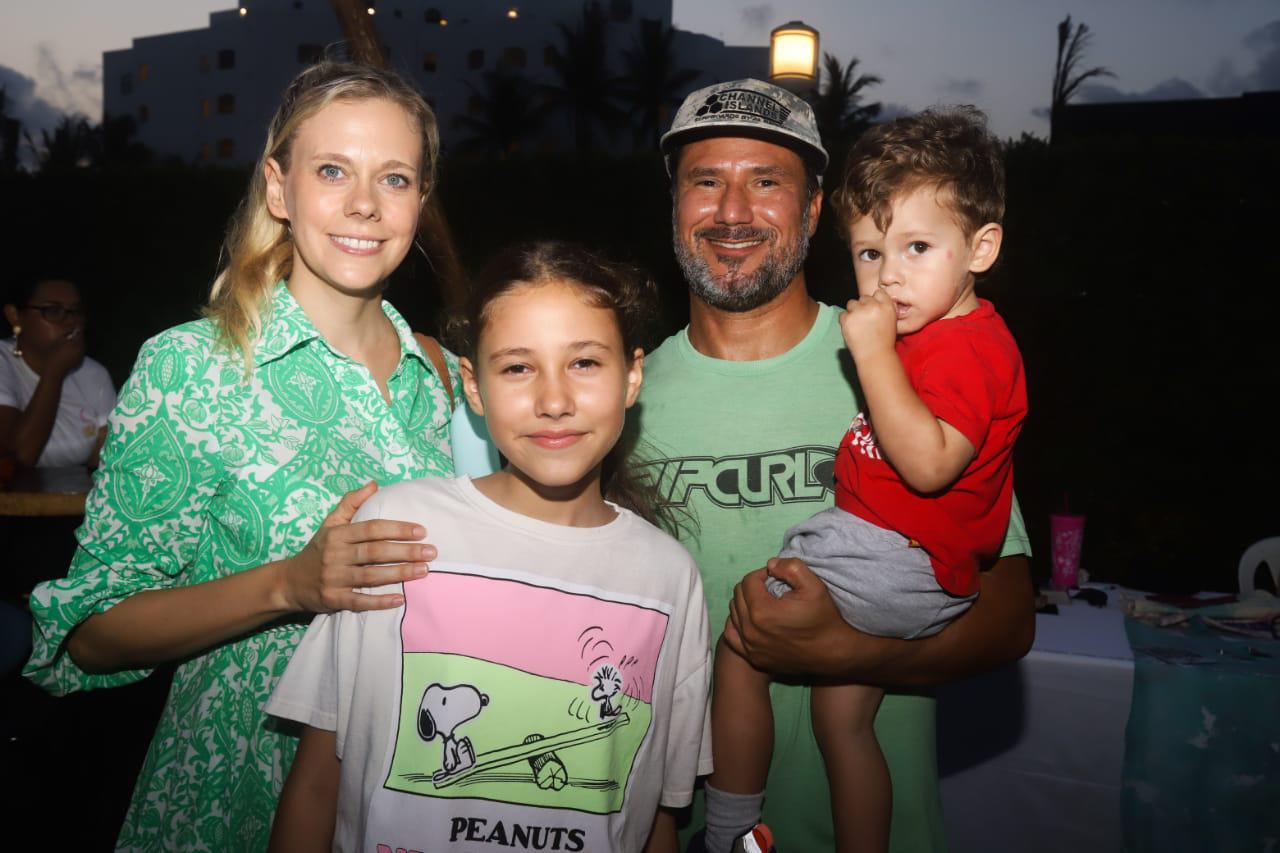 $!Hannah Düwell y Guillermo Alonso Sosa junto a su hijos, Sophie Marie y Franz Lucas Alonso Düwell.