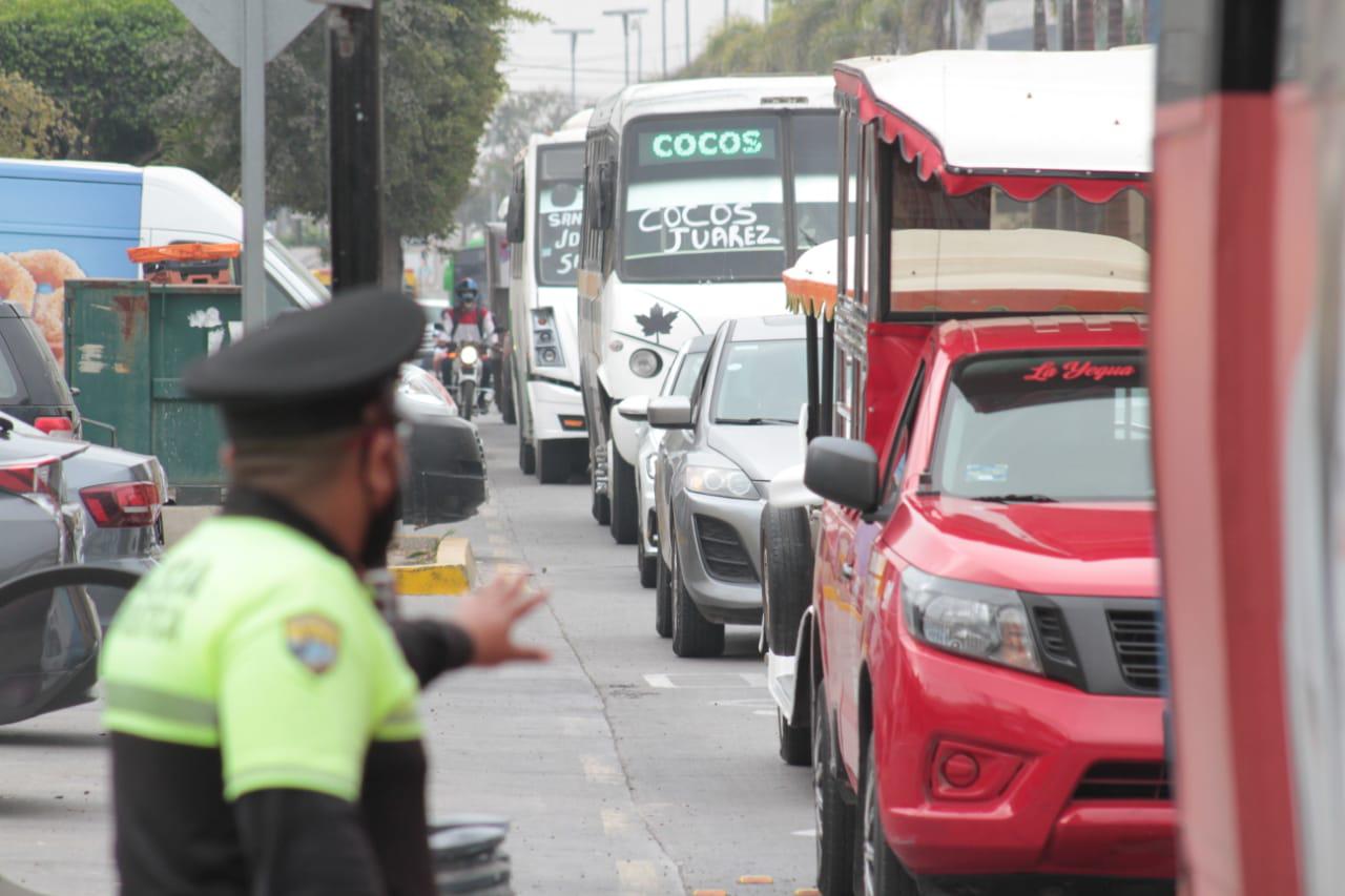 $!No circules por la Zona Dorada; el tráfico está colapsado por la pinta de los pasos peatonales elevados