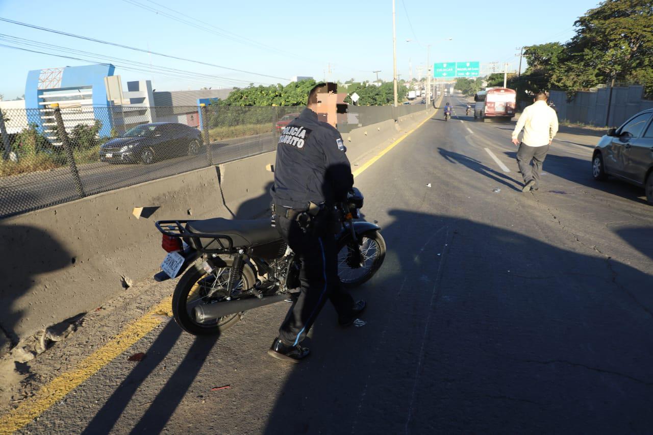 $!Motociclistas atropellan a mujer en la Internacional, en Mazatlán; hay 3 lesionados