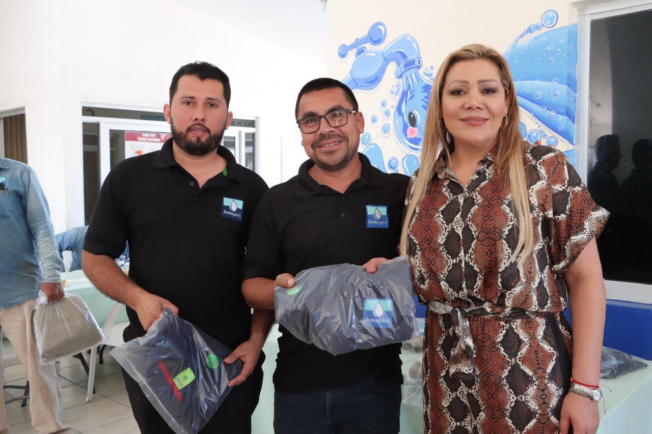$!Alcaldesa de Rosario entrega equipo y uniformes a personal de Jumapars