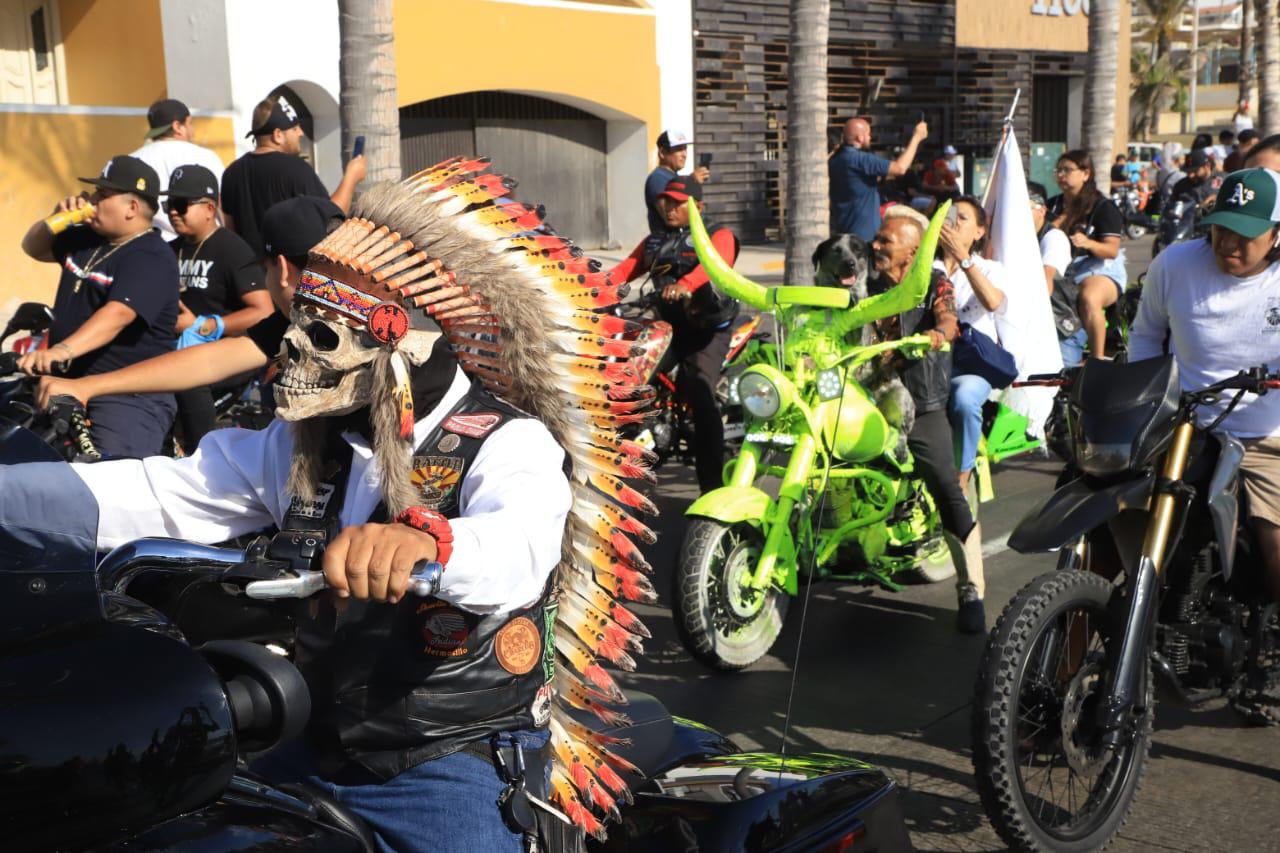 $!Cientos de motociclistas recorren el paseo costero de Mazatlán dentro de la Semana de la Moto