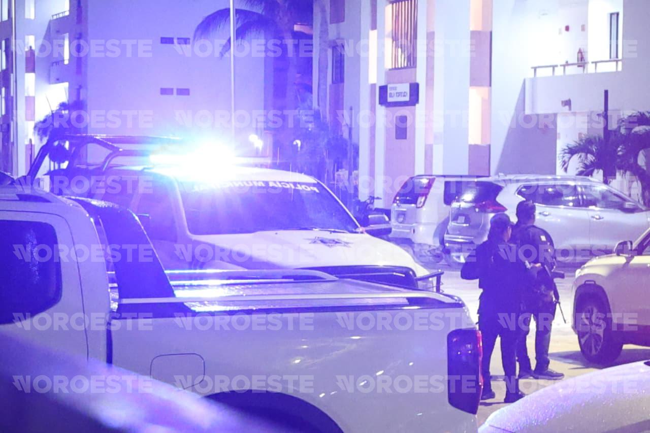 $!Ataque en residencial de Mazatlán deja casa baleada, camioneta incendiada y una presunta privación de libertad