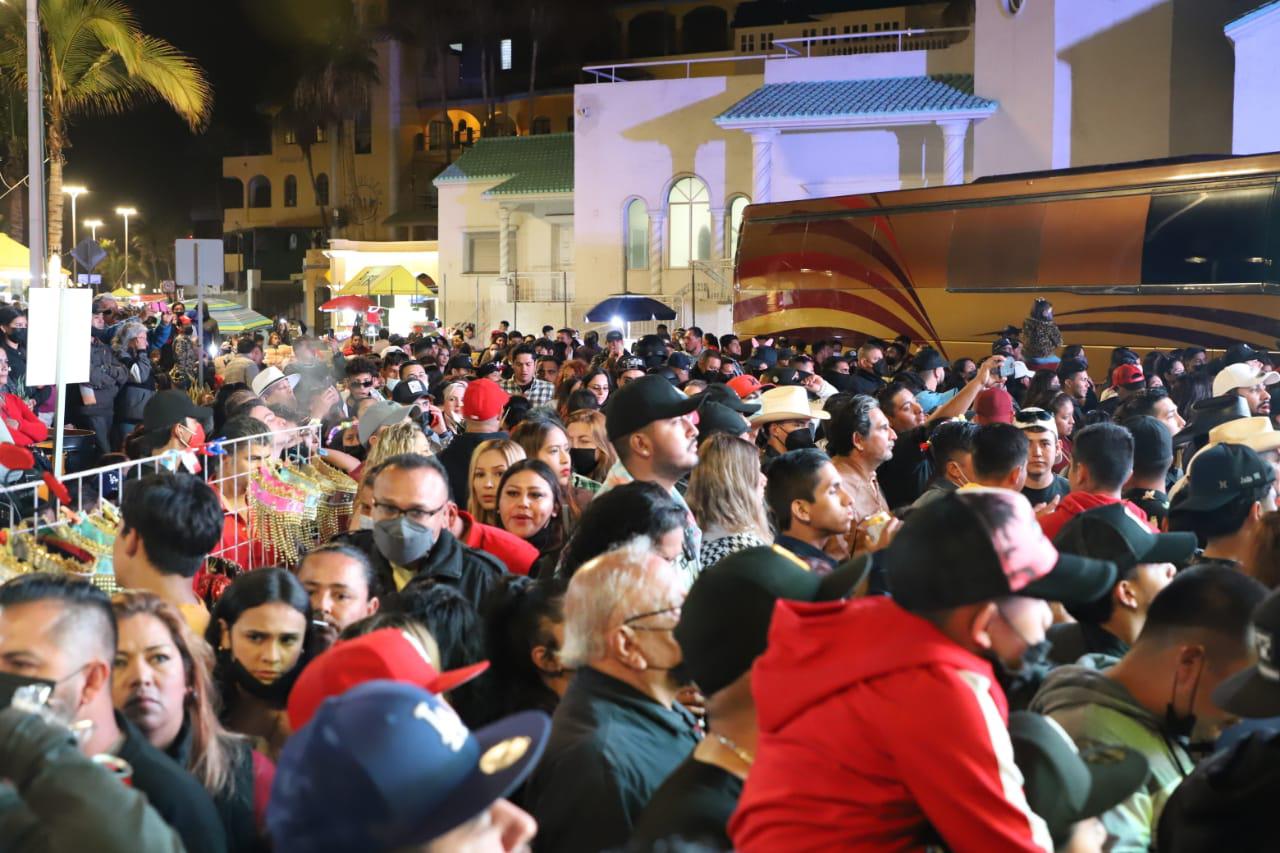$!El Coyote y su Banda Tierra Santa arman la fiesta en Olas Altas