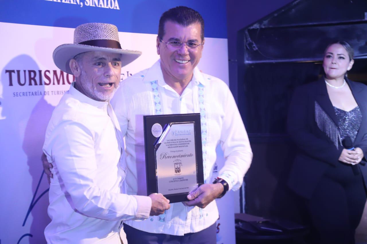 $!Érick Mandujano rinde protesta como Presidente de Canirac Mazatlán