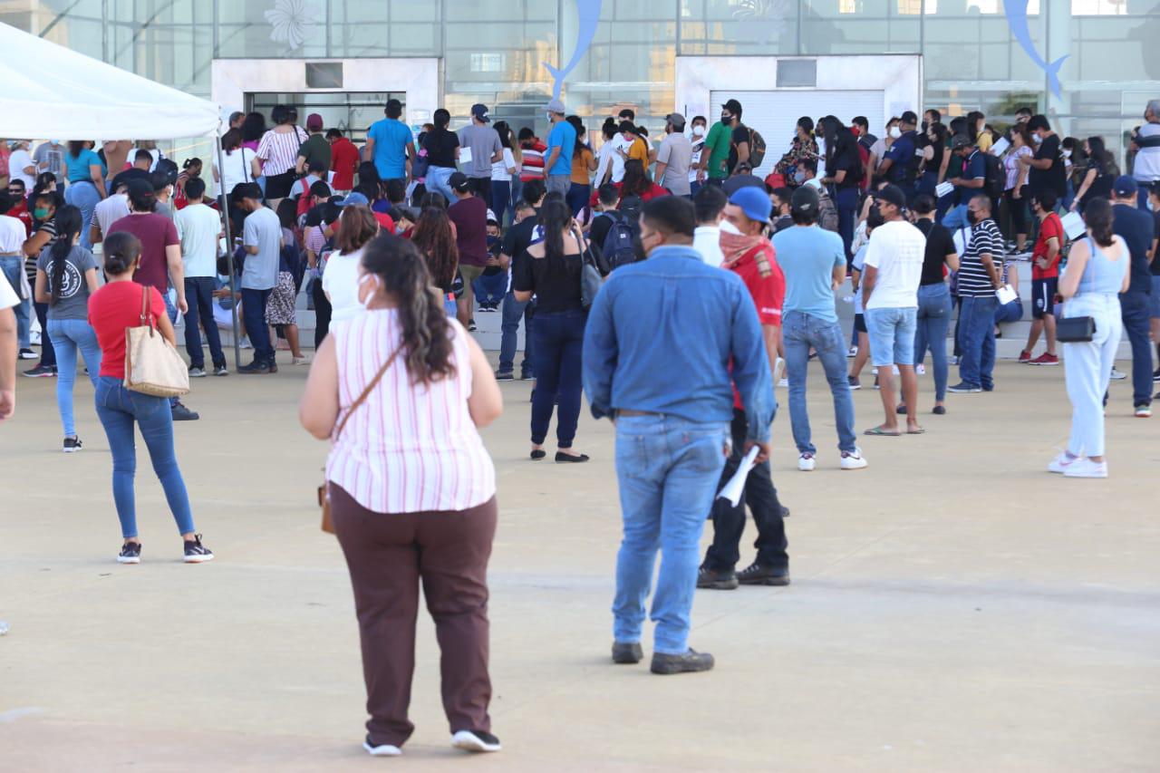 $!Con largas filas inicia último día de vacunación para jóvenes de 18 a 29 años en Mazatlán