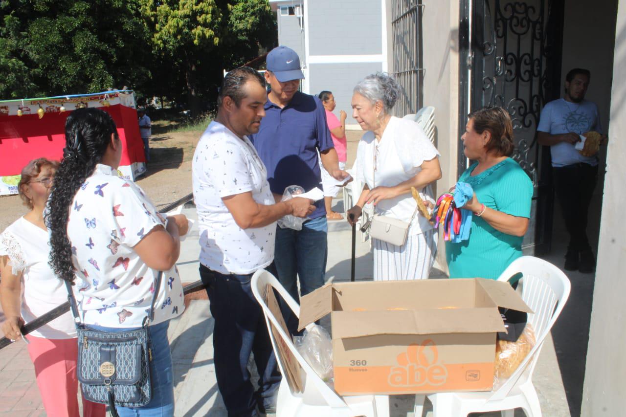 $!Leticia y Joel elaboran buñuelos y regalan en honor a San Judas Tadeo en Rosario