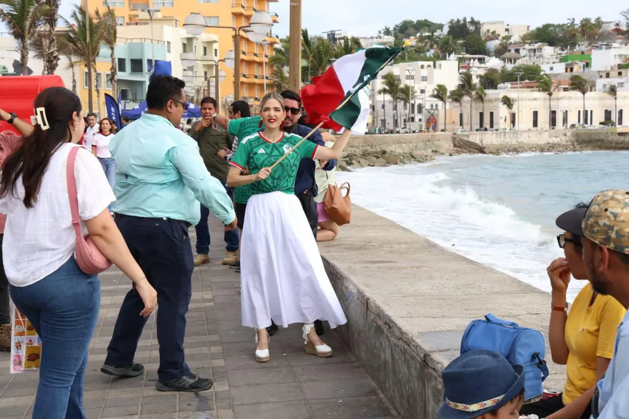 $!Celebran centenares de personas el triunfo de México ante Sudáfrica en Olas Altas en evento Amamos el Futbol