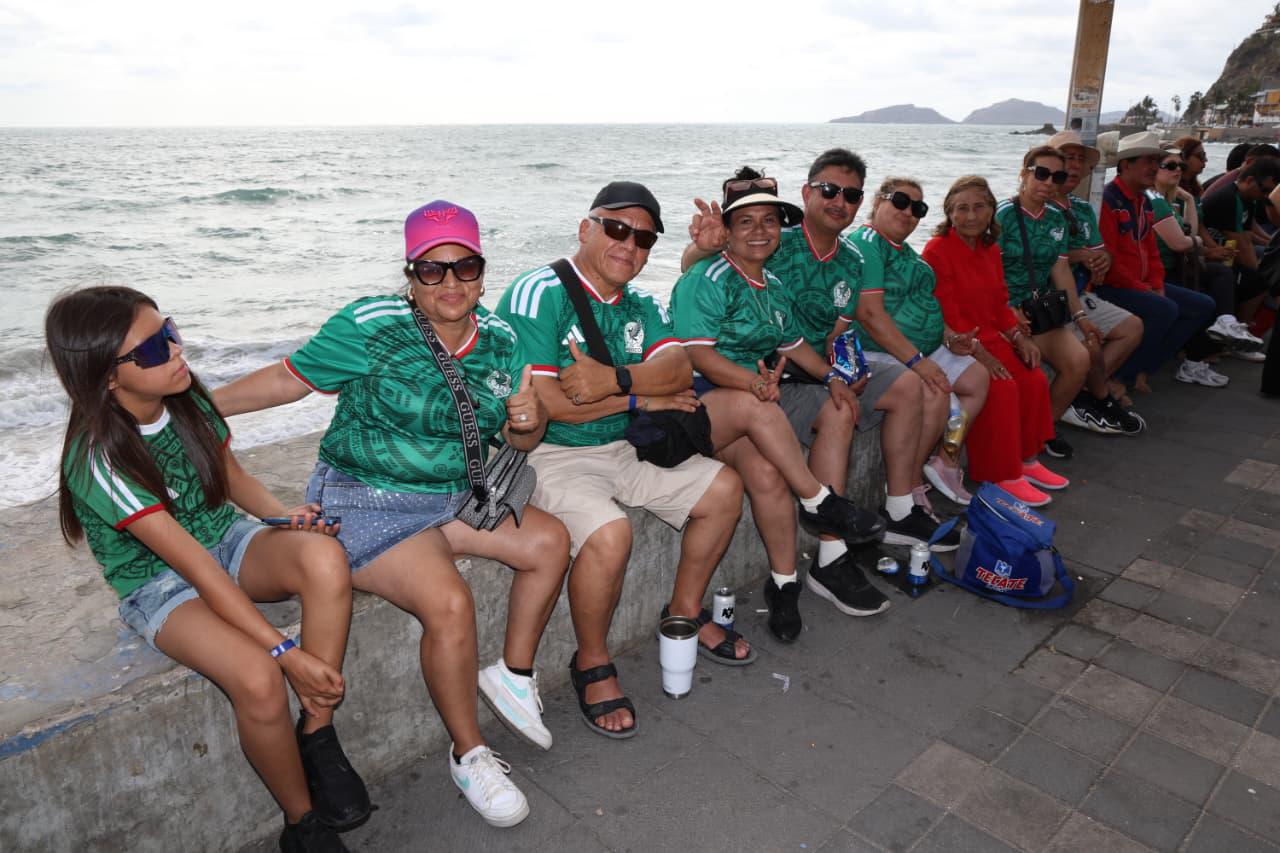 $!Celebran centenares de personas el triunfo de México ante Sudáfrica en Olas Altas en evento Amamos el Futbol