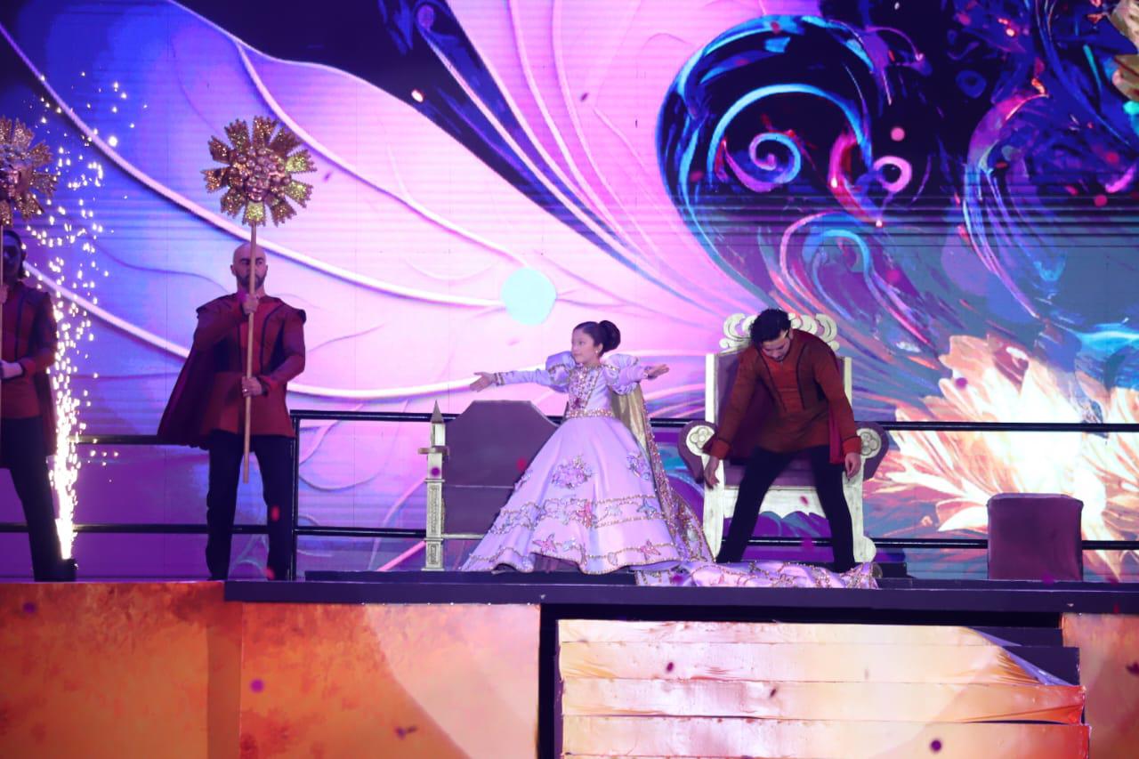 $!Bajo show de pirotecnia coronan a María Paula I, Reina Infantil del Carnaval de Mazatlán 2024