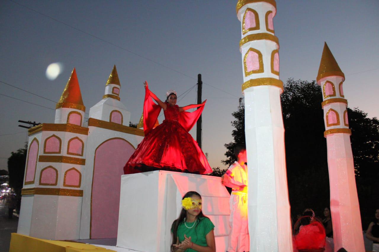 $!Disfrutan familias del desfile real del Carnaval de Rosario 2024
