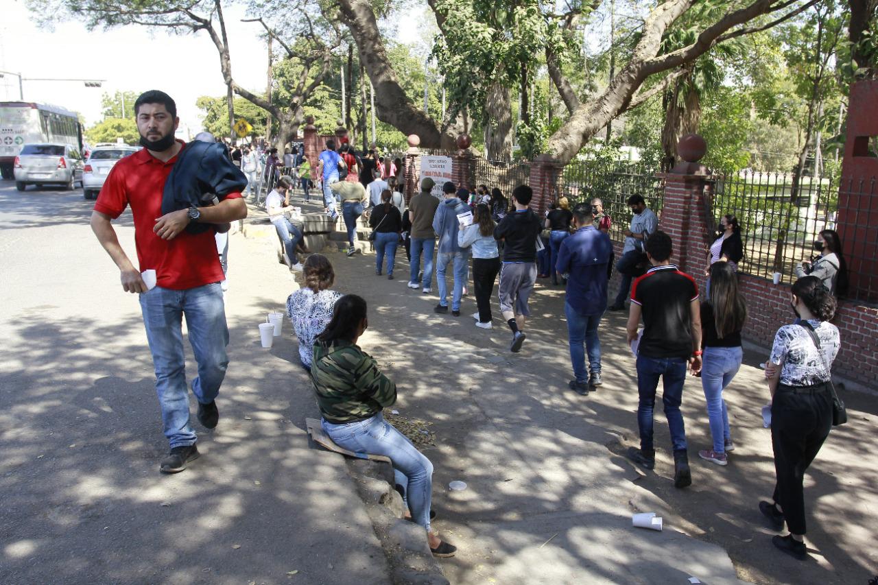 $!Pese a larga fila, vacunación de refuerzo en mayores de 18 años transcurre con fluidez en Culiacán
