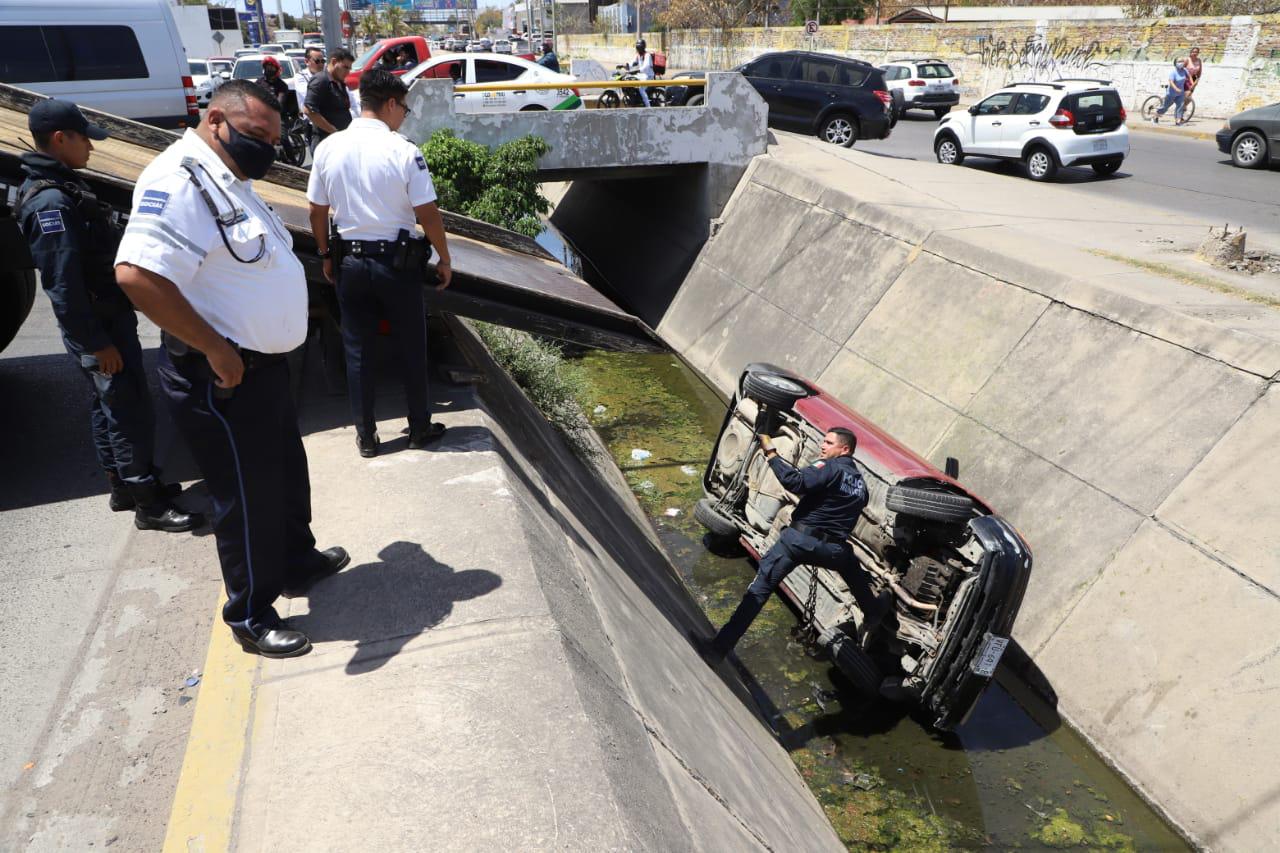 $!Camioneta golpea automóvil y lo manda a un canal pluvial en Mazatlán