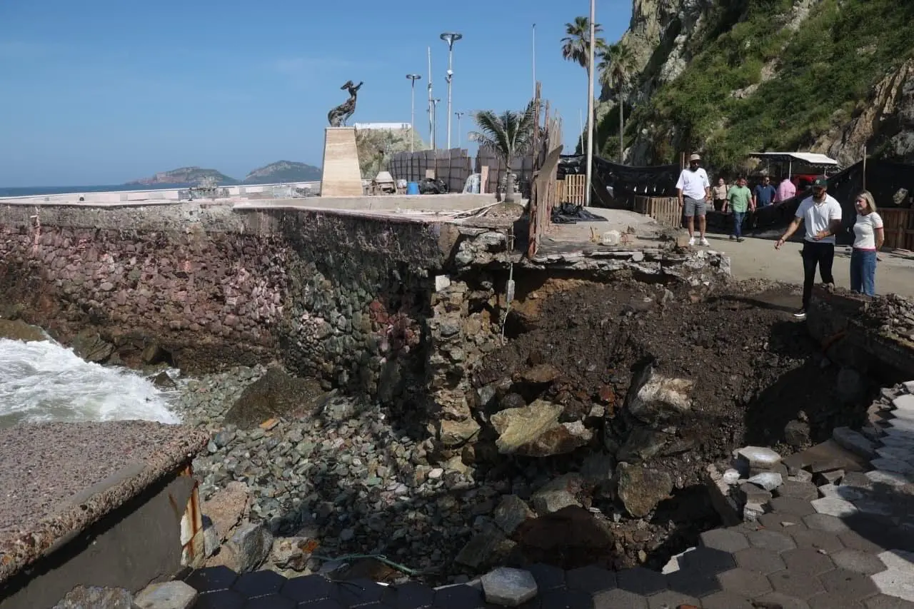 $!Estrella Palacios supervisa, otra vez sin prensa, daños por fuerte oleaje en la zona costera de Mazatlán
