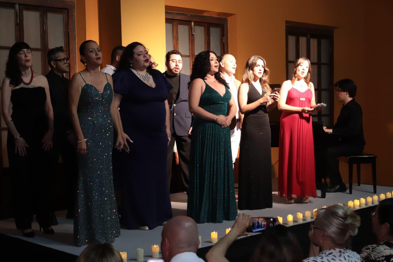 $!Al final todos los artistas se subieron al escenario y cantaron Noches de Mazatlán.