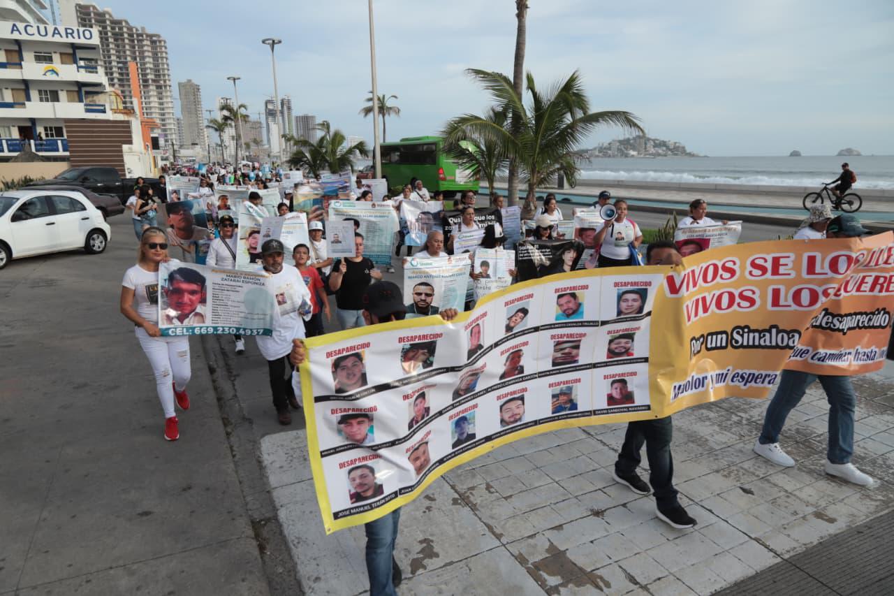 $!Familias de desaparecidos convierten el malecón de Mazatlán en espacio de protesta y memoria