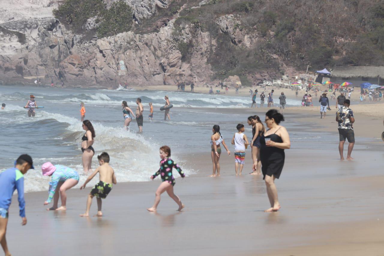 $!Llegan poco a poco bañistas a las playas de Mazatlán para disfrutar del Sábado de Gloria