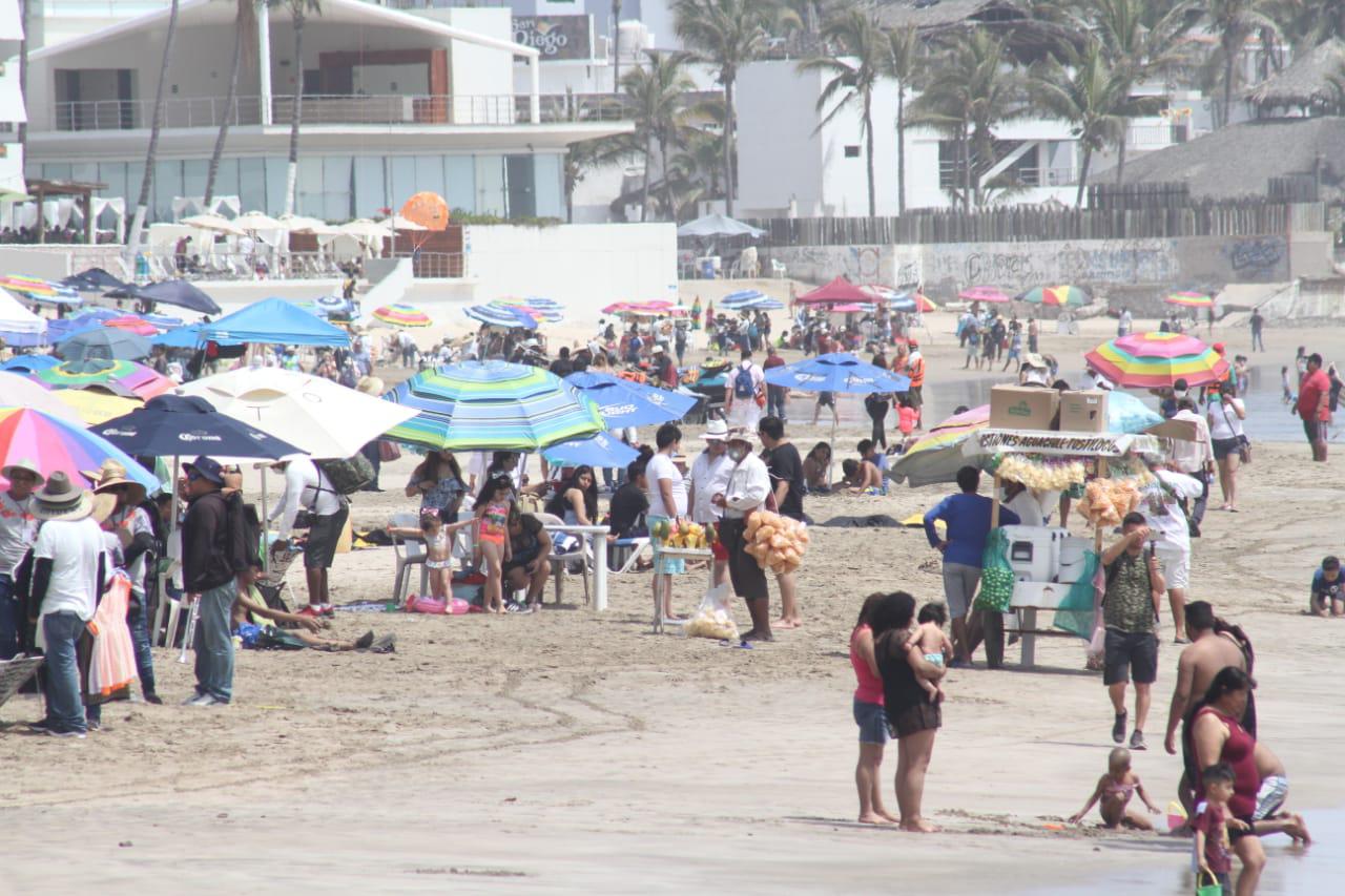 $!Bañistas abarrotan las playas de Mazatlán este Sábado de Gloria