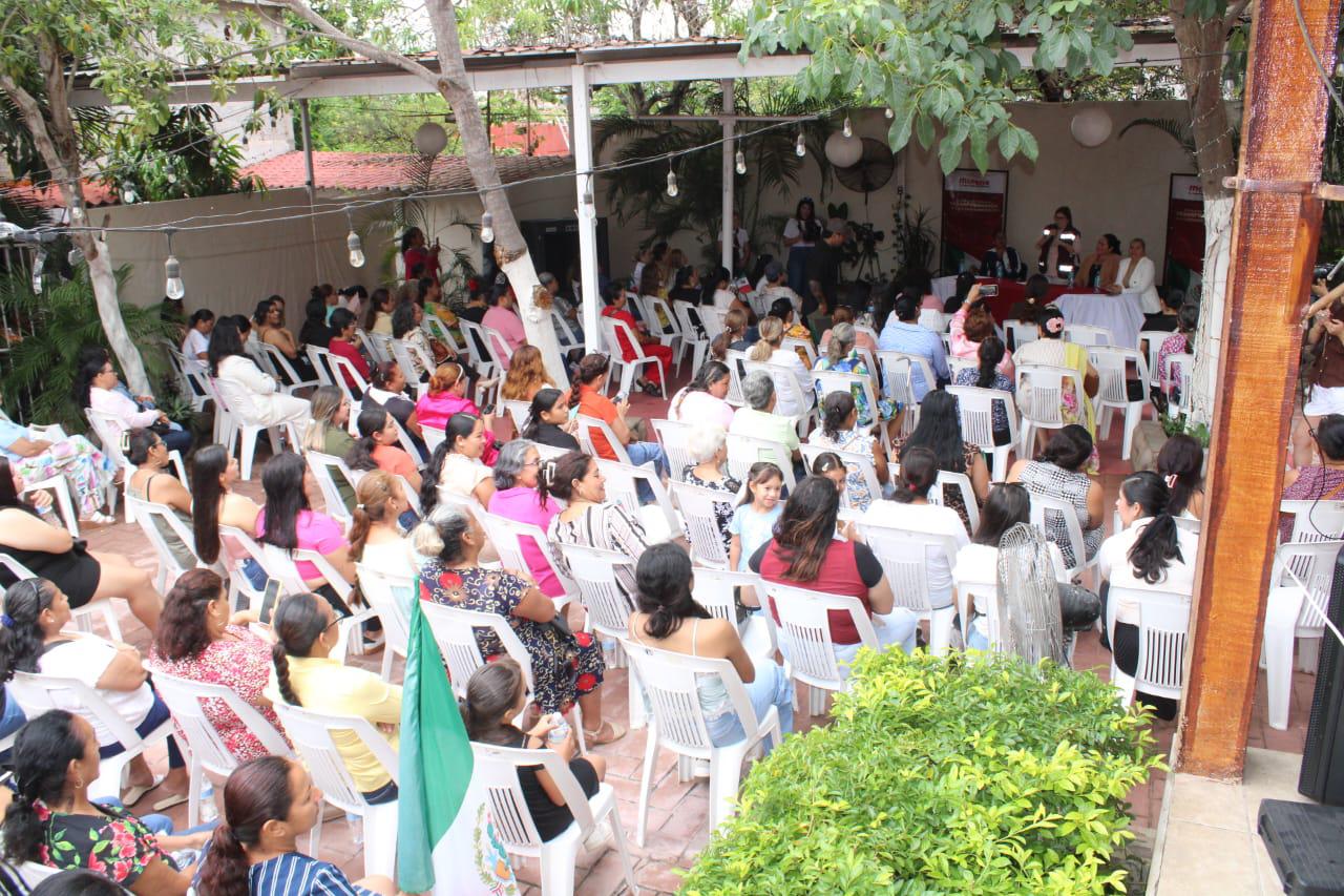 $!Imelda Castro pide respaldo a mujeres de Rosario en la encuesta durante asamblea