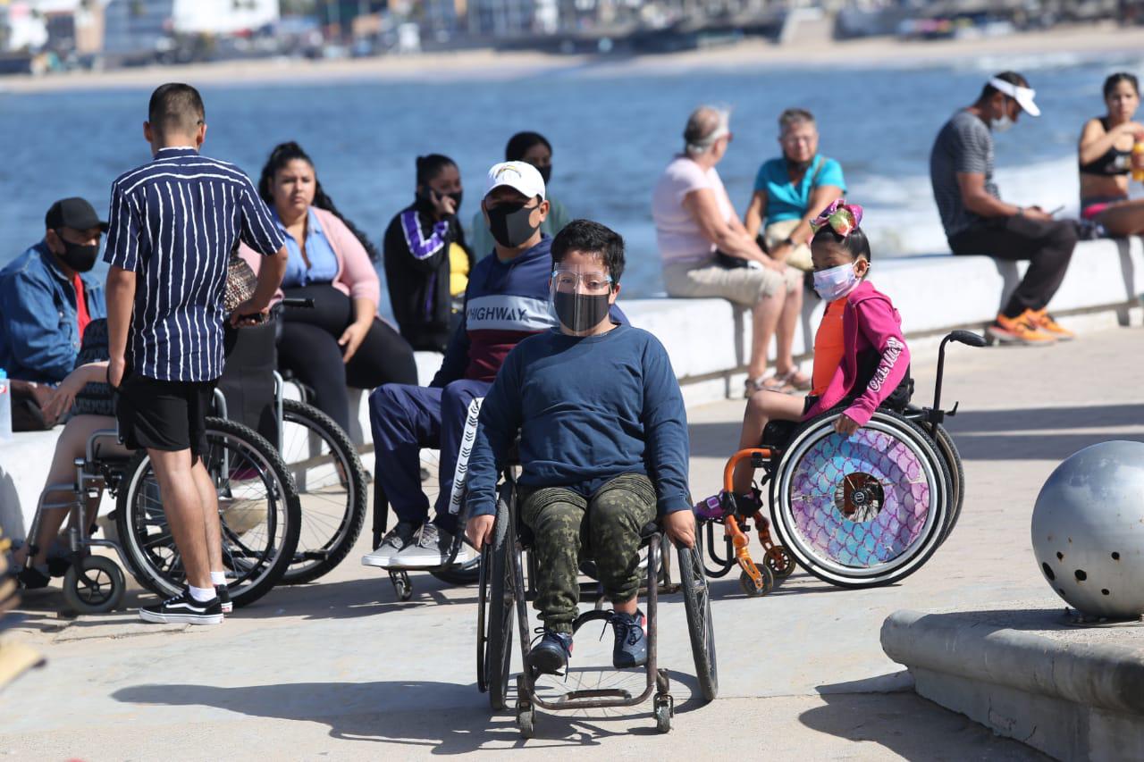$!Con sillas especiales, personas con discapacidad disfrutan del mar de Mazatlán