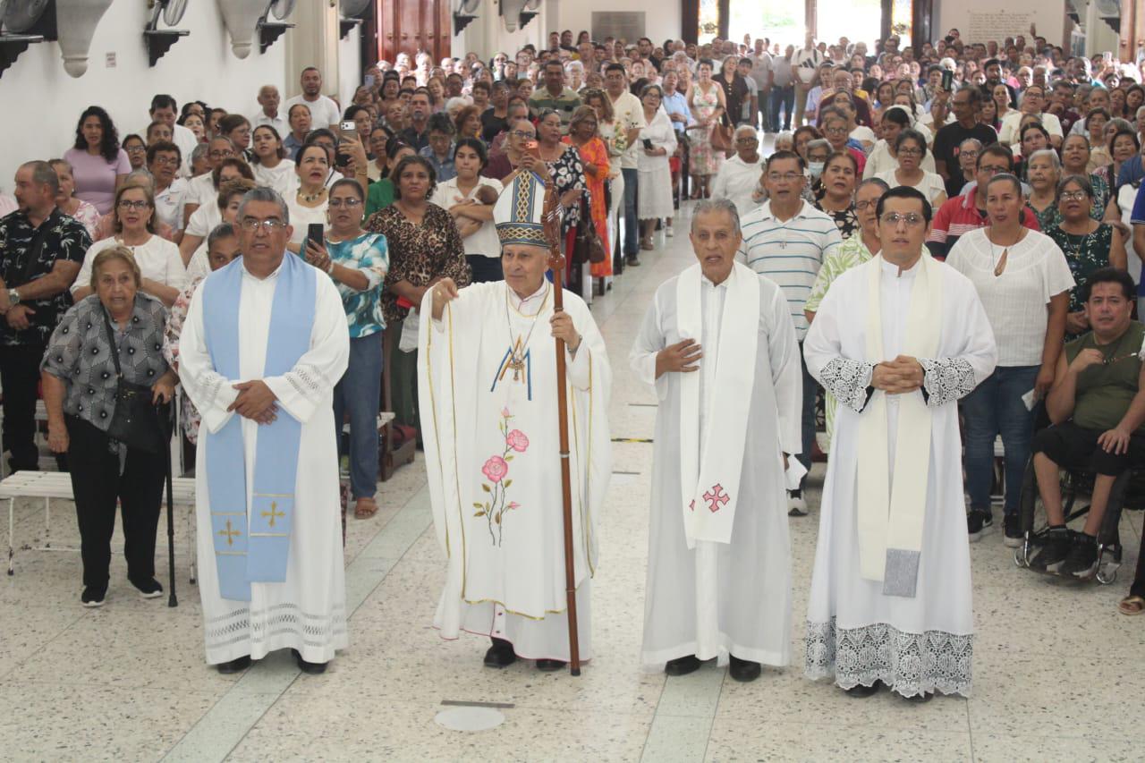 $!Llama Obispo de Mazatlán a ‘pasar la vida haciendo el bien’ durante fiesta de la Virgen del Rosario