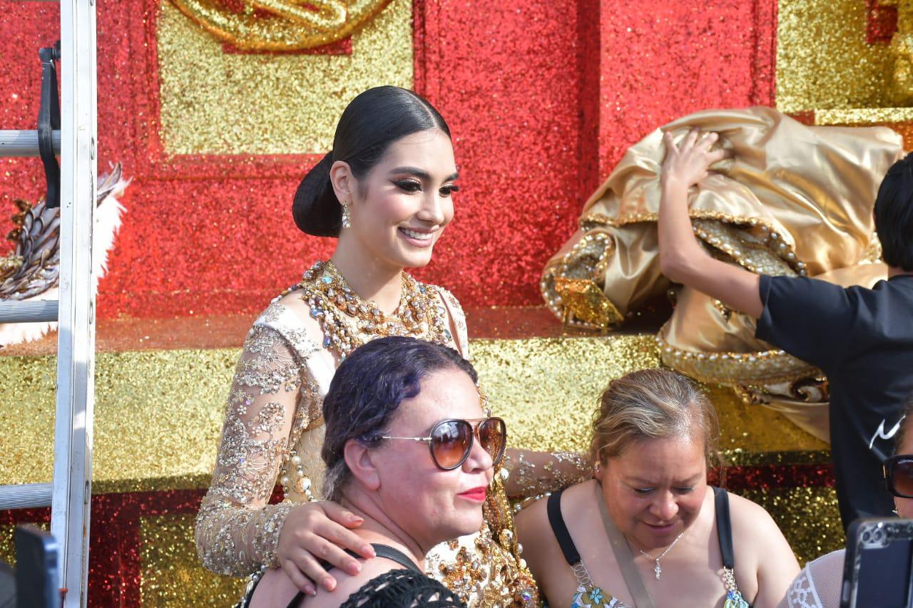 $!De reina a Cenicienta: Anahí I cambia zapatillas por tenis en el desfile del Carnaval de Mazatlán 2026