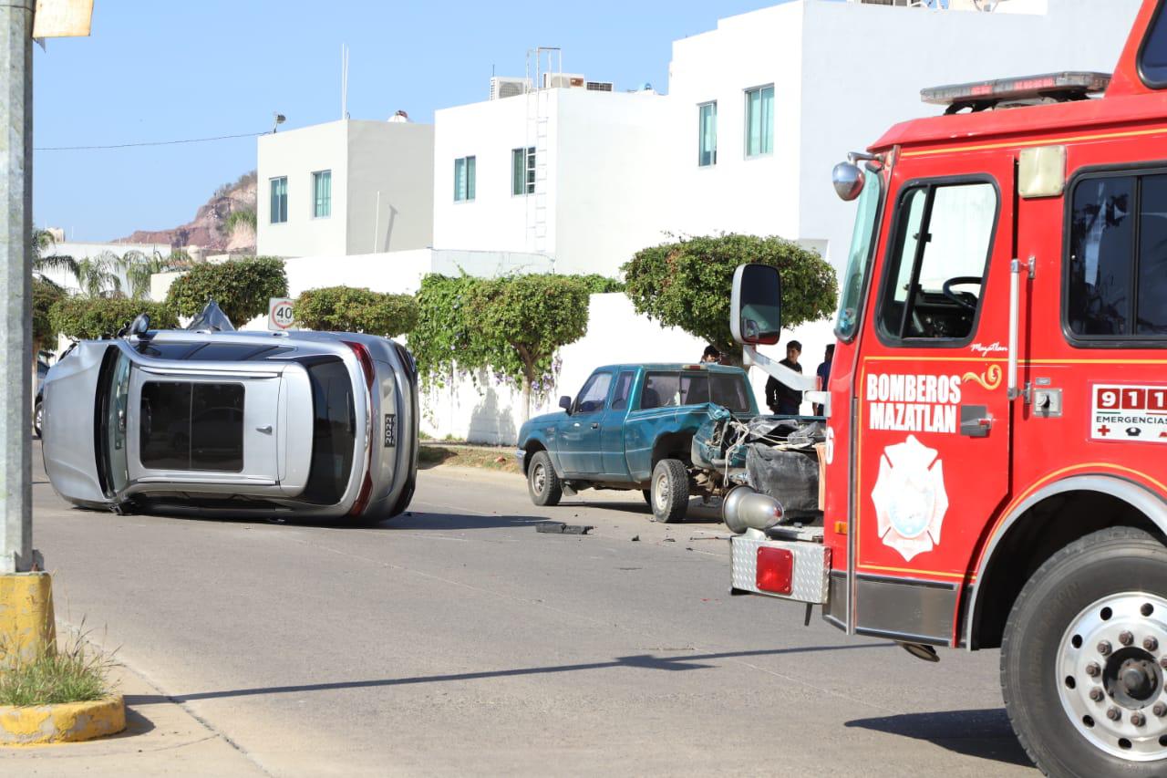 $!Mujer vuelca tras chocar camioneta estacionada en Real del Valle, en Mazatlán; sale ilesa