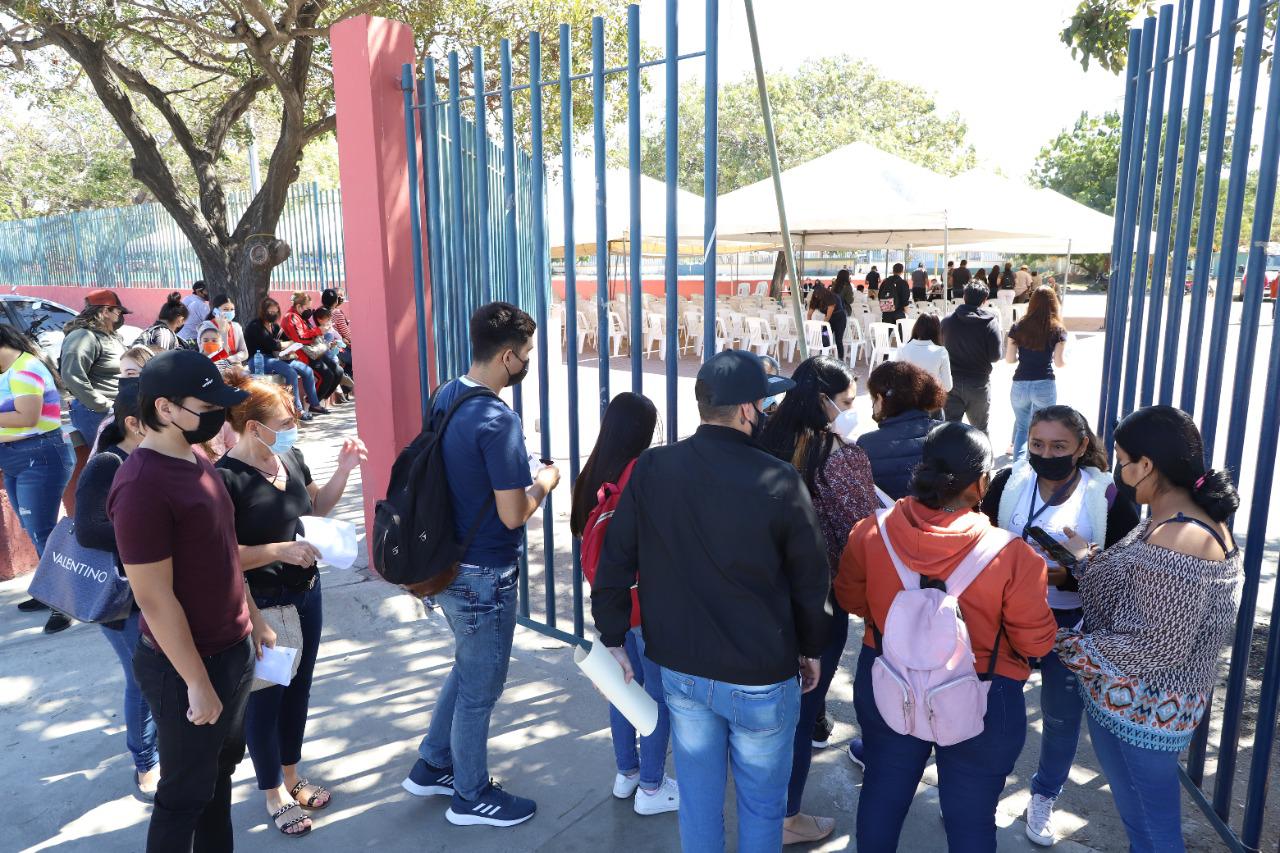 $!En Mazatlán vacunan contra el Covid en el Polideportivo de la UAS