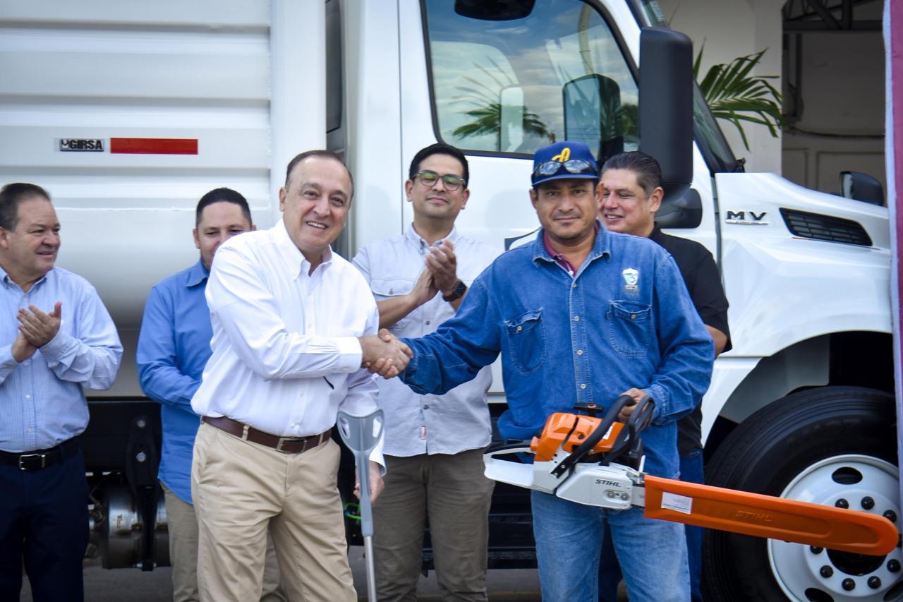 $!Gobierno de Ahome entrega equipo a Servicios Públicos para atender sindicaturas; invierten $2.9 millones