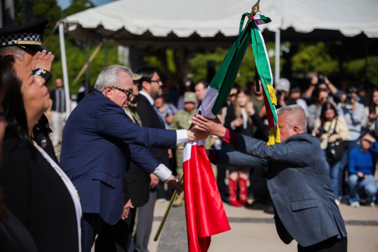 $!Sinaloa conmemora el Día de la Bandera; Rocha toma protesta a escoltas estudiantiles