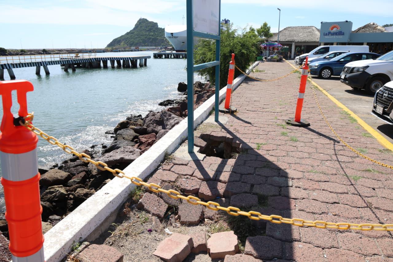 $!Además de seis socavones, oleaje deja daños en muros de contención y accesos del malecón de Mazatlán